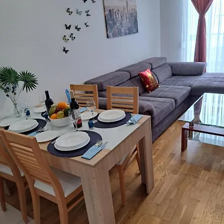 Mariposa: Balcony With Parking Near Split's Largest Mall Apartment Split