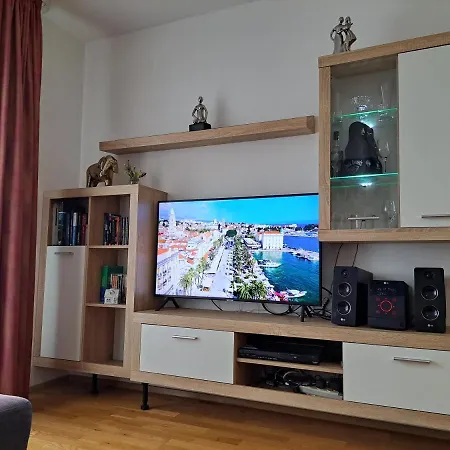 Apartment Mariposa: Balcony With Parking Near Split's Largest Mall *
