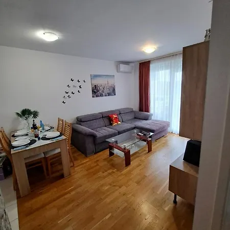 Mariposa, With Balcony, Private Parking In The Garage, Near The Biggest Shopping Center Mall Of Lejlighed *