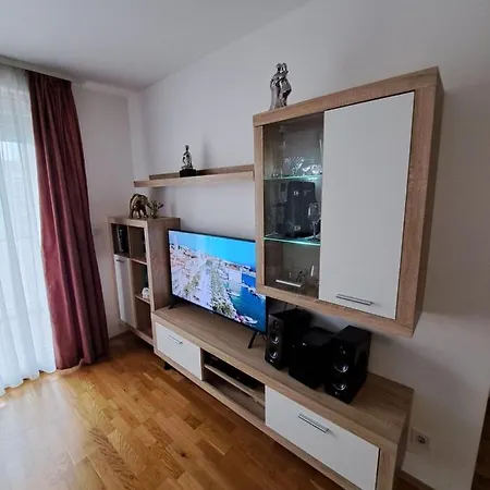 Mariposa: Balcony With Parking Near Split's Largest Mall Apartment Split