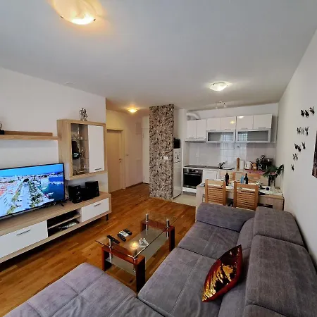 Apartment Mariposa: Balcony With Parking Near Split's Largest Mall