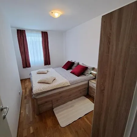 Apartment Mariposa: Balcony With Parking Near Split's Largest Mall
