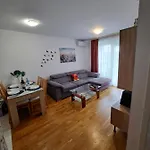 Mariposa, With Balcony, Private Parking In The Garage, Near The Biggest Shopping Center Mall Of Lägenhet *