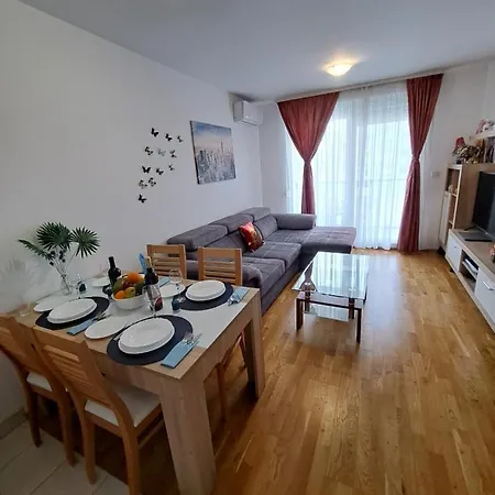 Mariposa, With Balcony, Private Parking In The Garage, Near The Biggest Shopping Center Mall Of Split